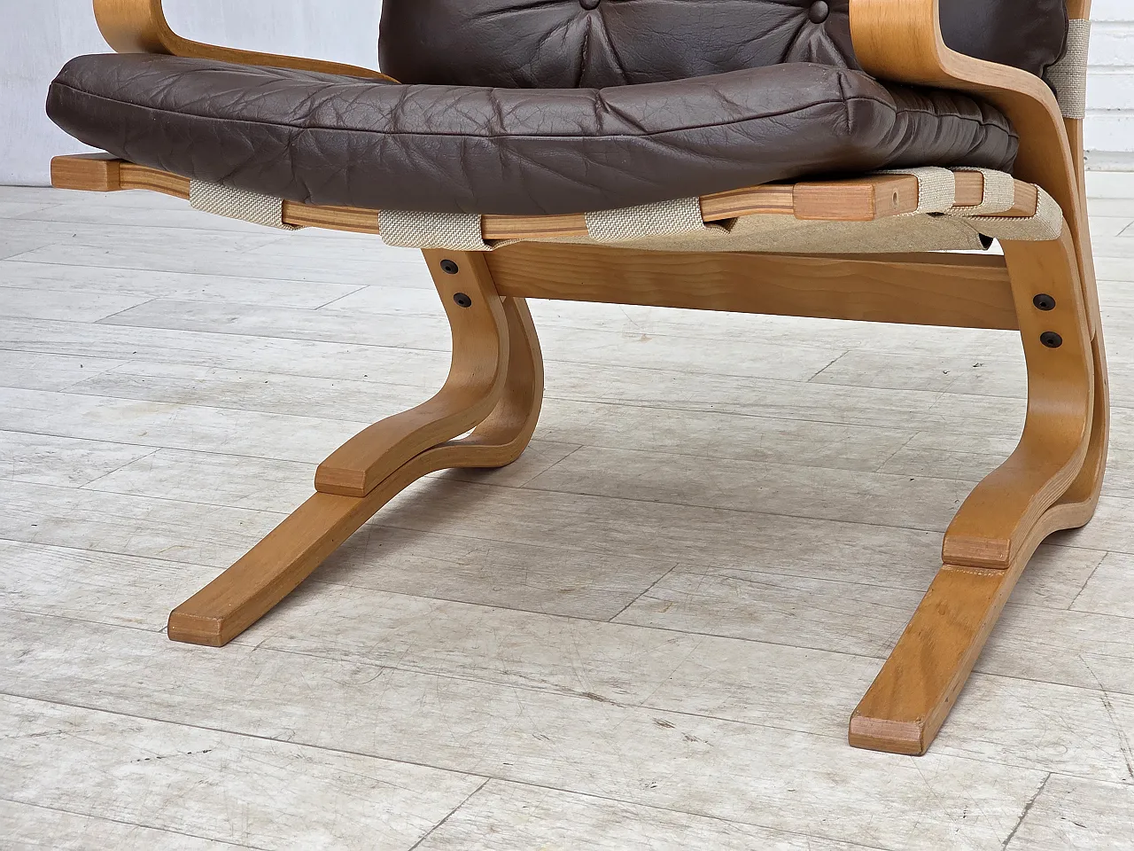 Anni '70, design norvegese di Elsa & Nordahl Solheim, sedia con sgabello. 8