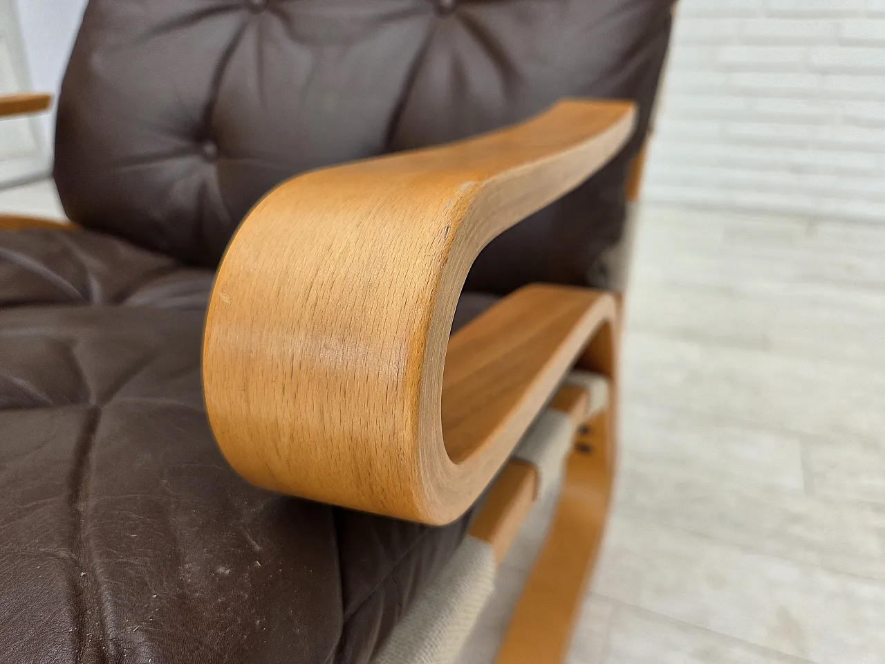 Anni '70, design norvegese di Elsa & Nordahl Solheim, sedia con sgabello. 9