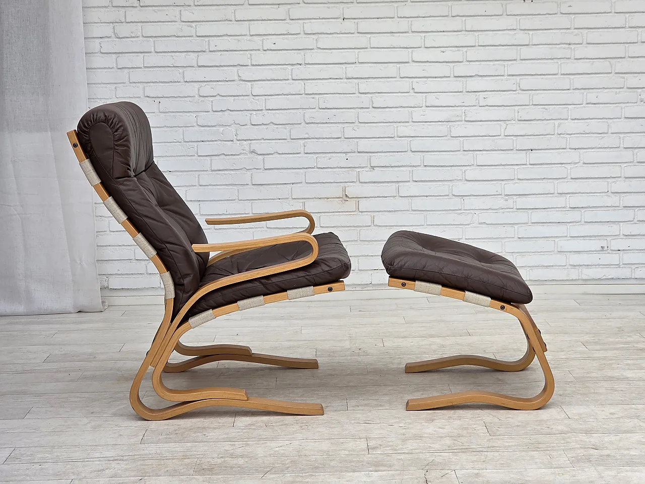 Anni '70, design norvegese di Elsa & Nordahl Solheim, sedia con sgabello. 10