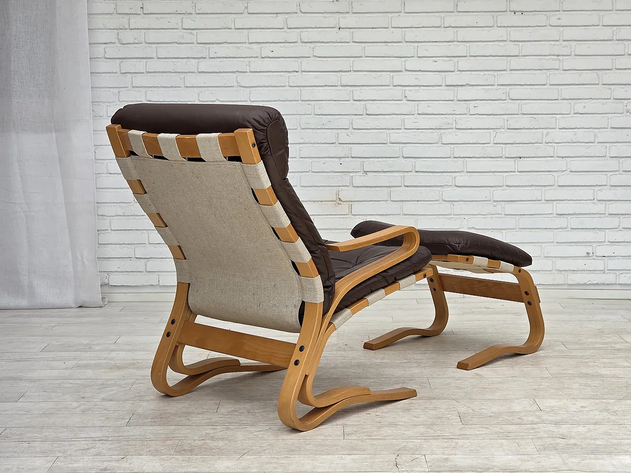 Anni '70, design norvegese di Elsa & Nordahl Solheim, sedia con sgabello. 11