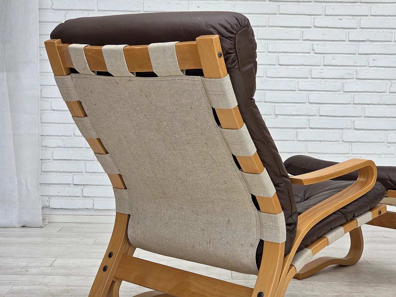 Anni '70, design norvegese di Elsa & Nordahl Solheim, sedia con sgabello. 12