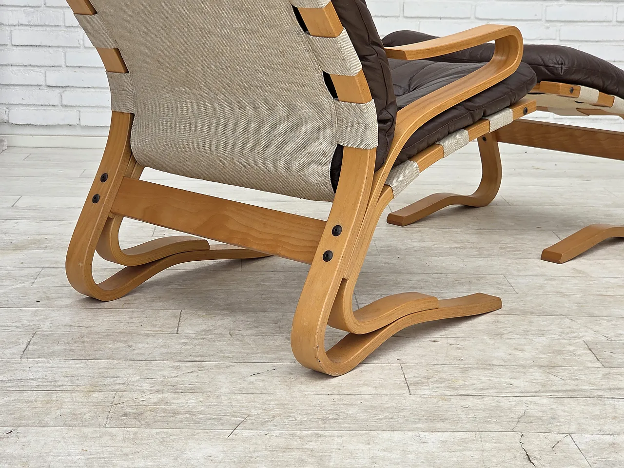 Anni '70, design norvegese di Elsa & Nordahl Solheim, sedia con sgabello. 13