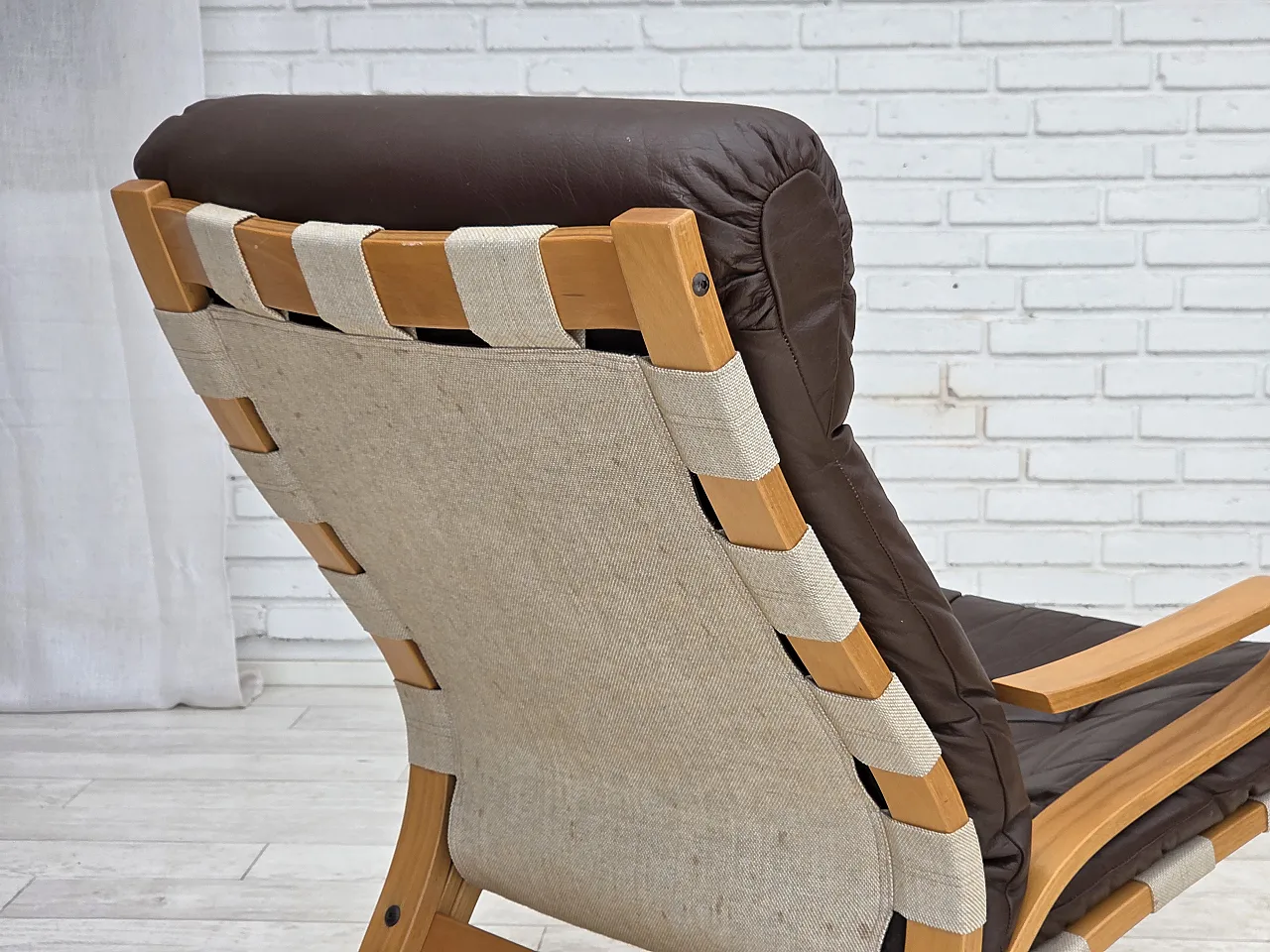 Anni '70, design norvegese di Elsa & Nordahl Solheim, sedia con sgabello. 14