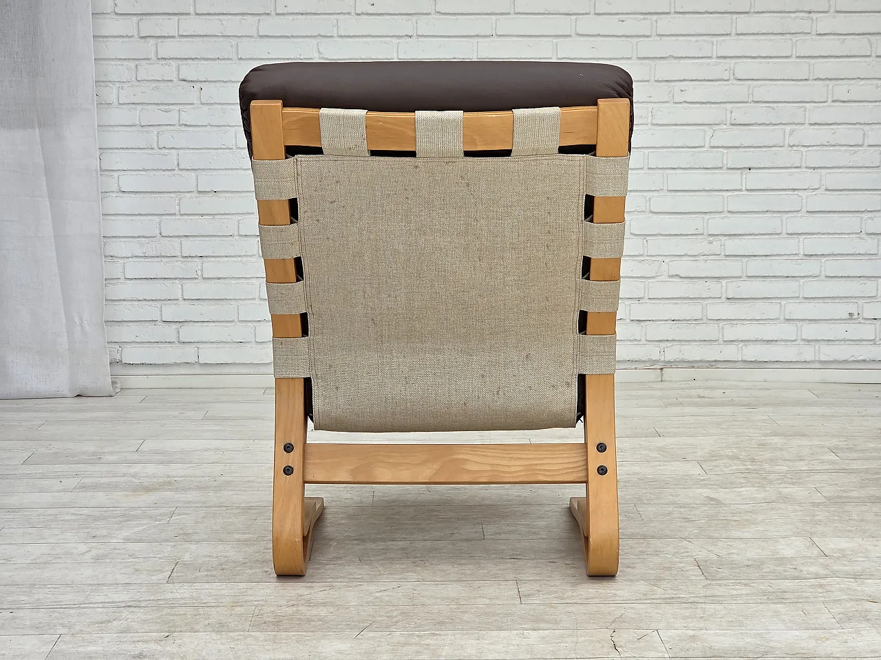 Anni '70, design norvegese di Elsa & Nordahl Solheim, sedia con sgabello. 15
