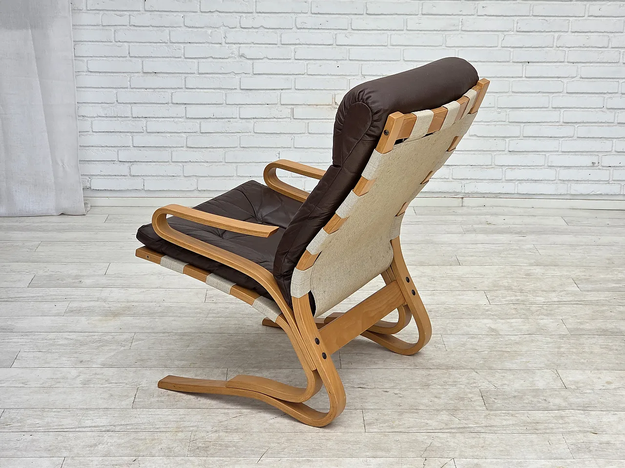 Anni '70, design norvegese di Elsa & Nordahl Solheim, sedia con sgabello. 16