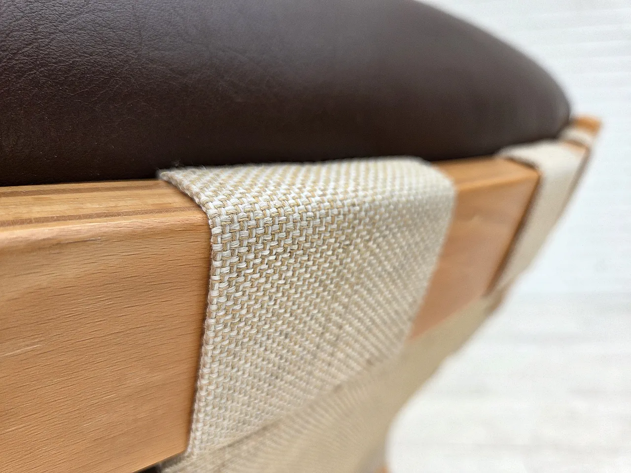 Anni '70, design norvegese di Elsa & Nordahl Solheim, sedia con sgabello. 17