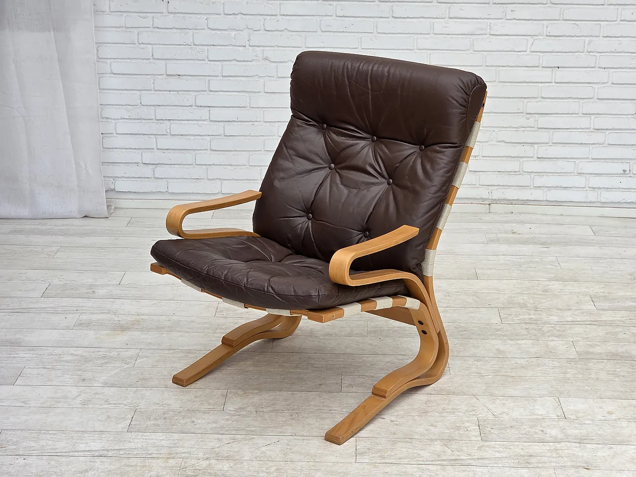 Anni '70, design norvegese di Elsa & Nordahl Solheim, sedia con sgabello. 18