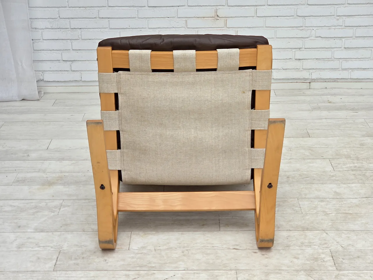 Anni '70, design norvegese di Elsa & Nordahl Solheim, sedia con sgabello. 19
