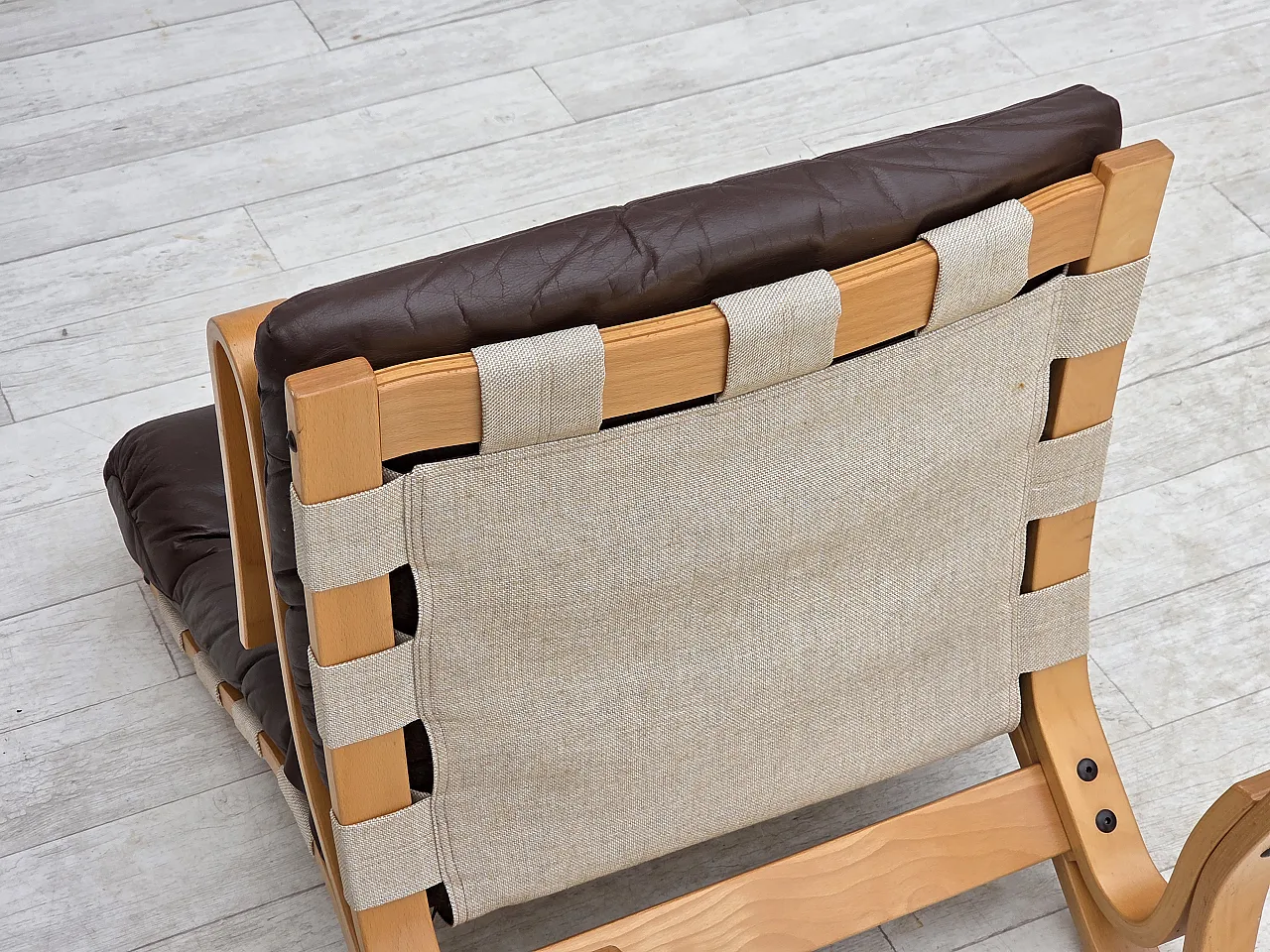 Anni '70, design norvegese di Elsa & Nordahl Solheim, sedia con sgabello. 20