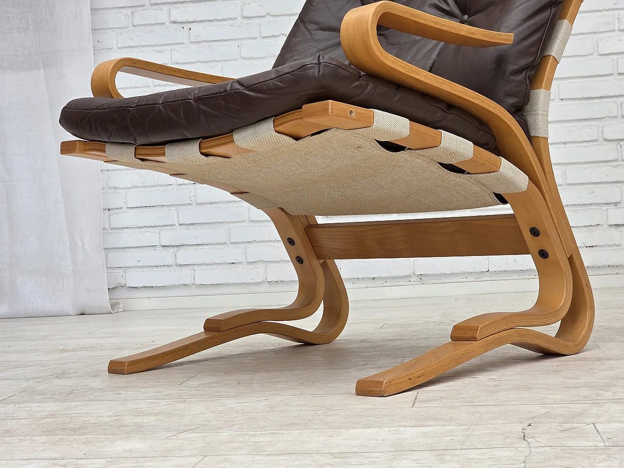 Anni '70, design norvegese di Elsa & Nordahl Solheim, sedia con sgabello. 21
