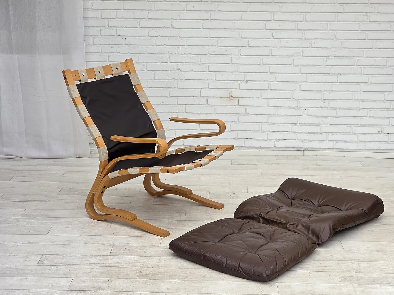 Anni '70, design norvegese di Elsa & Nordahl Solheim, sedia con sgabello. 22