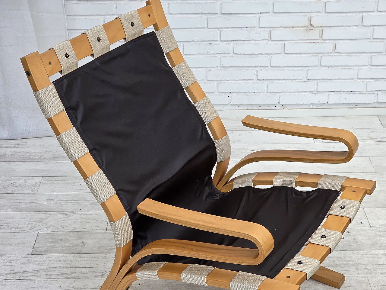 Anni '70, design norvegese di Elsa & Nordahl Solheim, sedia con sgabello. 23