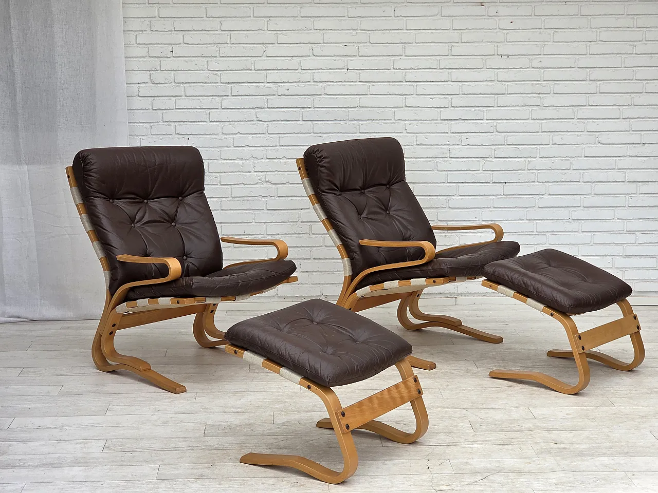 Anni '70, design norvegese di Elsa & Nordahl Solheim, sedia con sgabello. 24