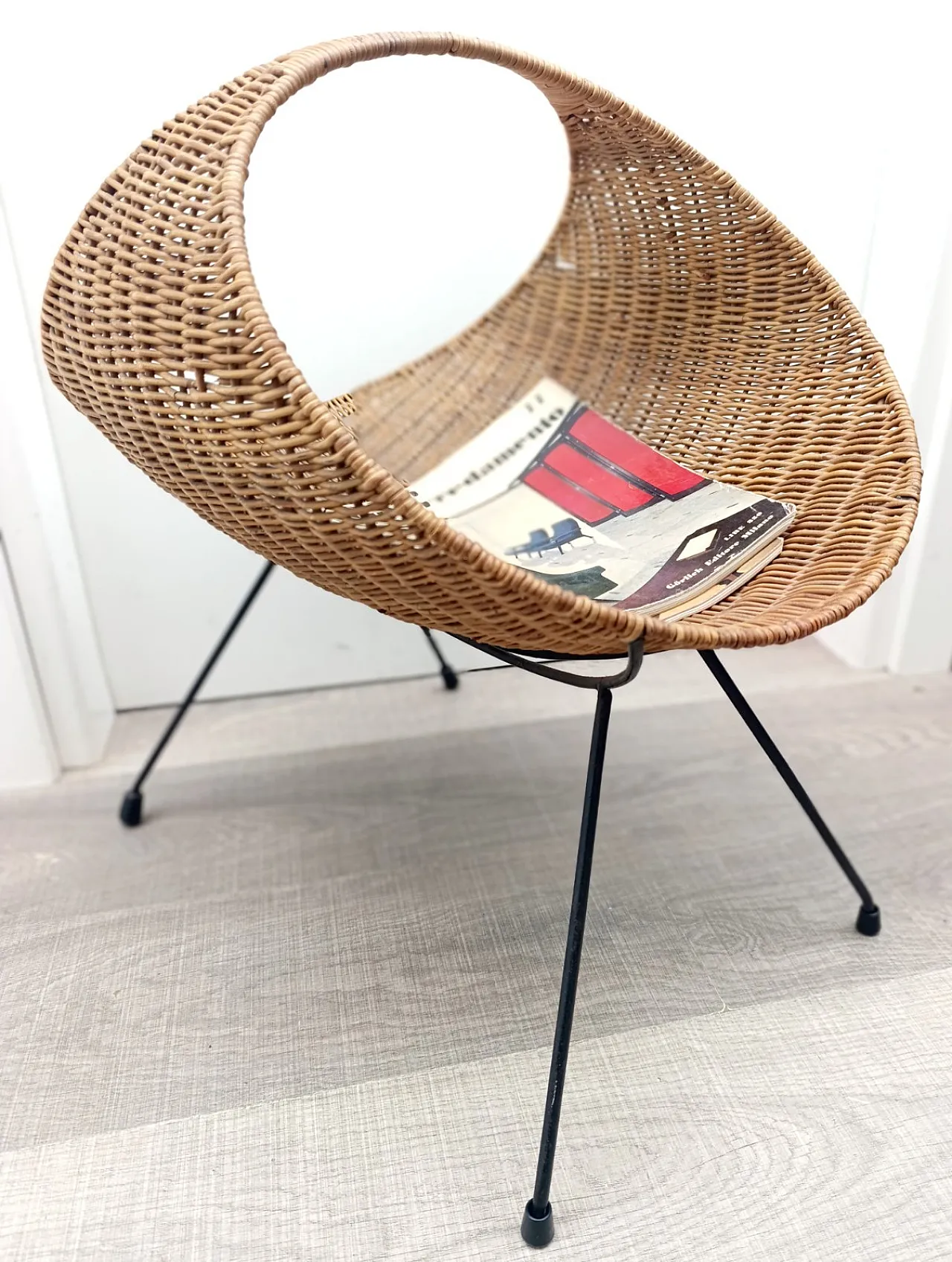 Magazine rack by Campo e Graffi  in wicker and iron, 1960s 2