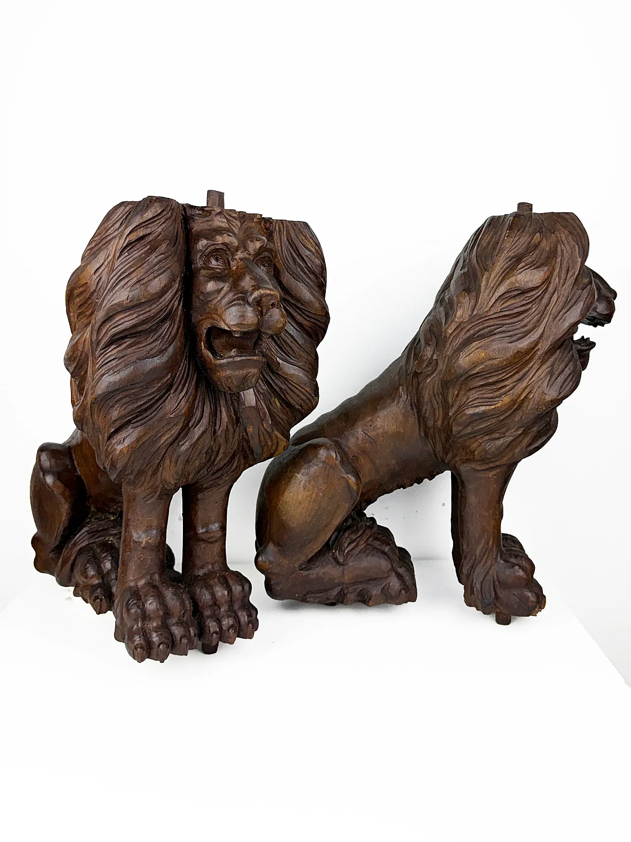 Pair of hand carved wooden lions, early 20th century 1