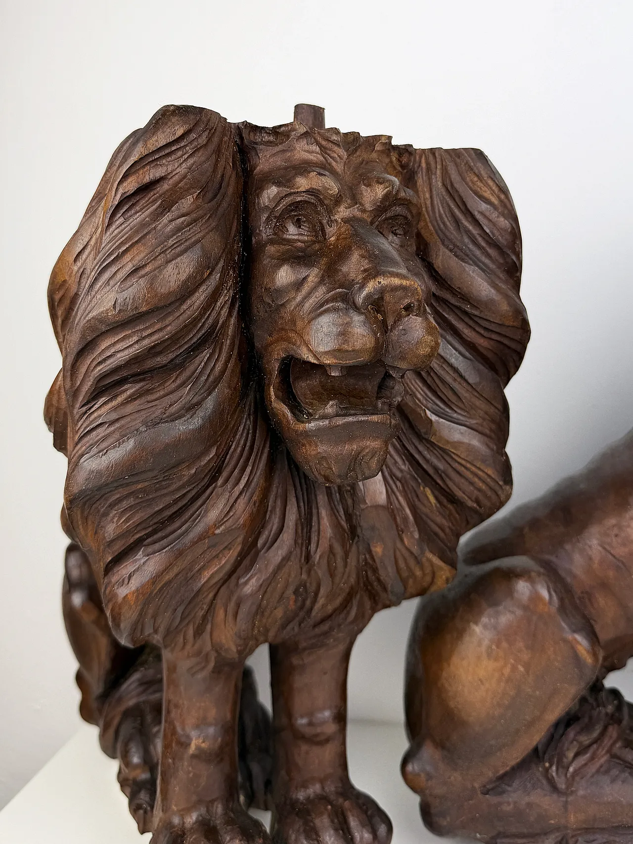 Pair of hand carved wooden lions, early 20th century 2