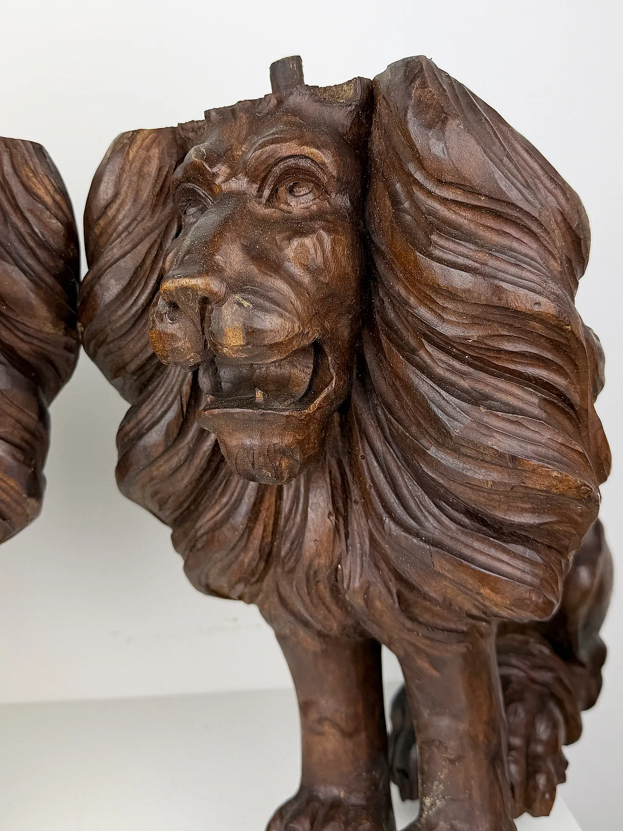 Pair of hand carved wooden lions, early 20th century 4