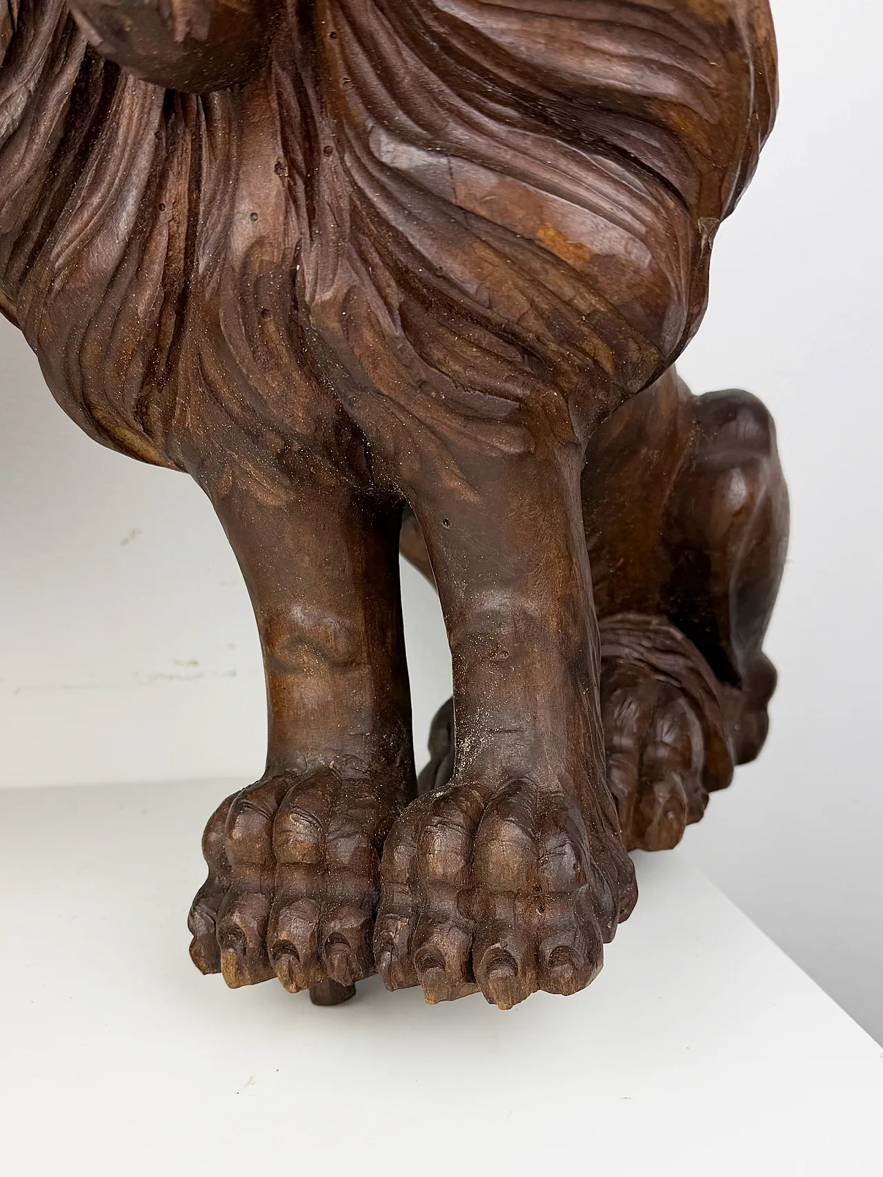Pair of hand carved wooden lions, early 20th century 5