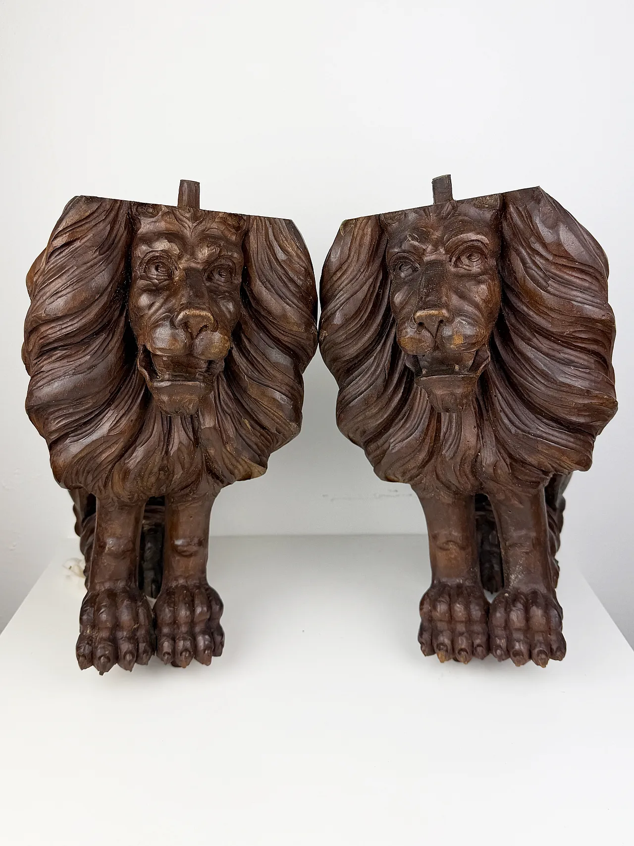 Pair of hand carved wooden lions, early 20th century 6