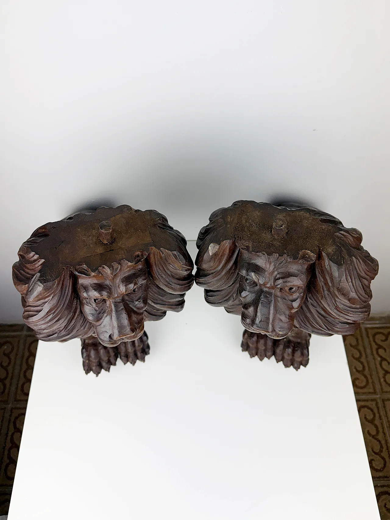Pair of hand carved wooden lions, early 20th century 7
