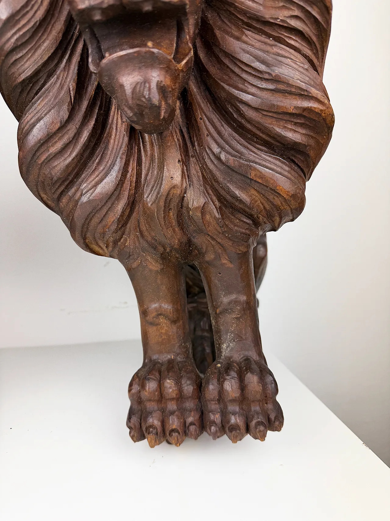 Pair of hand carved wooden lions, early 20th century 8