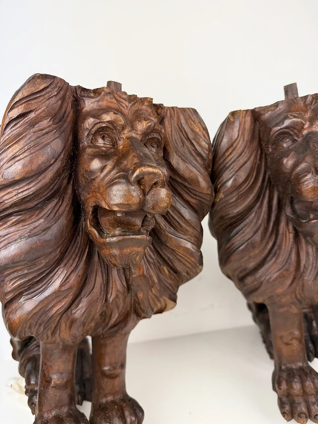 Pair of hand carved wooden lions, early 20th century 9