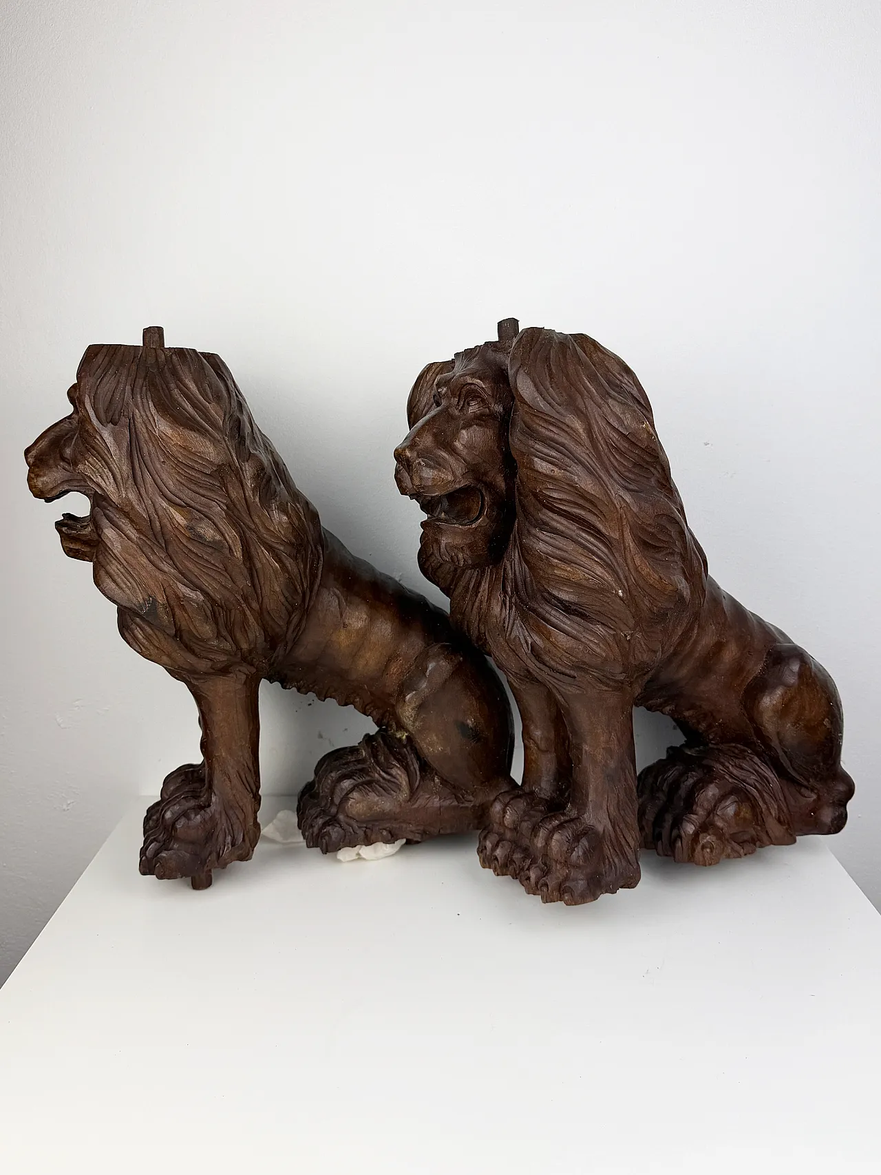 Pair of hand carved wooden lions, early 20th century 10