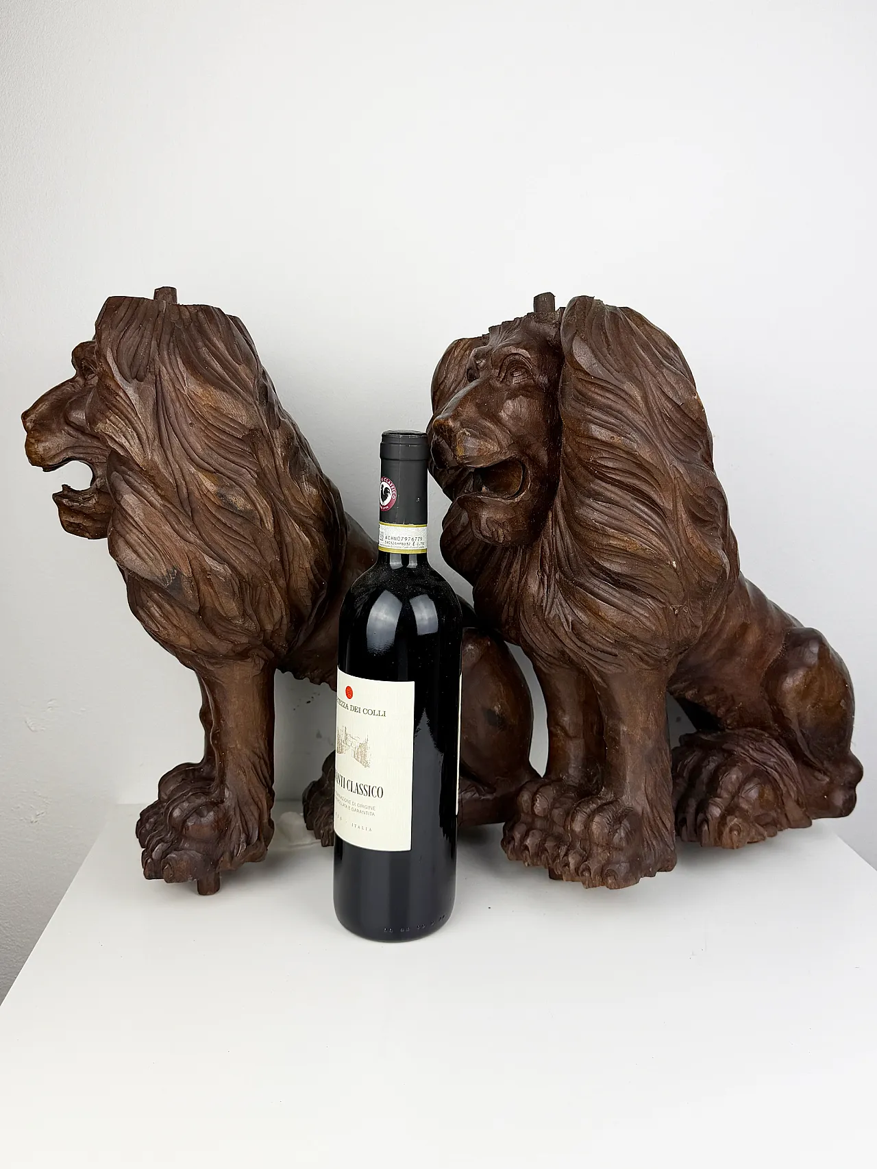 Pair of hand carved wooden lions, early 20th century 11
