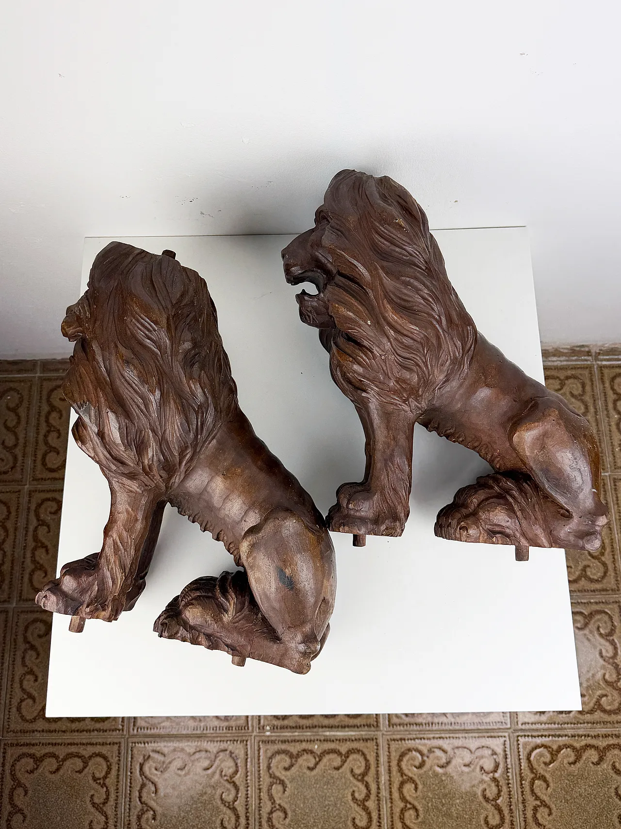 Pair of hand carved wooden lions, early 20th century 12