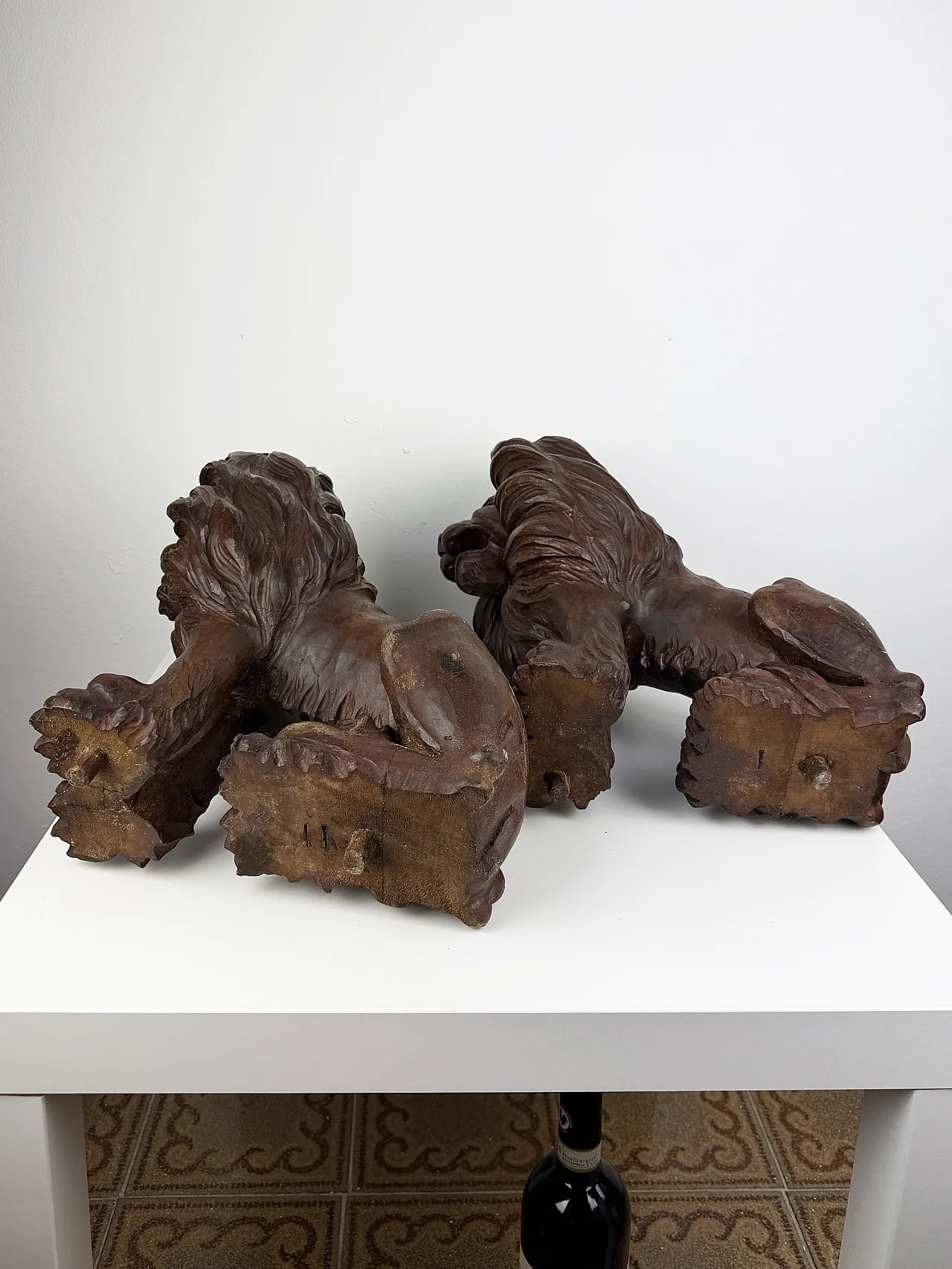 Pair of hand carved wooden lions, early 20th century 13