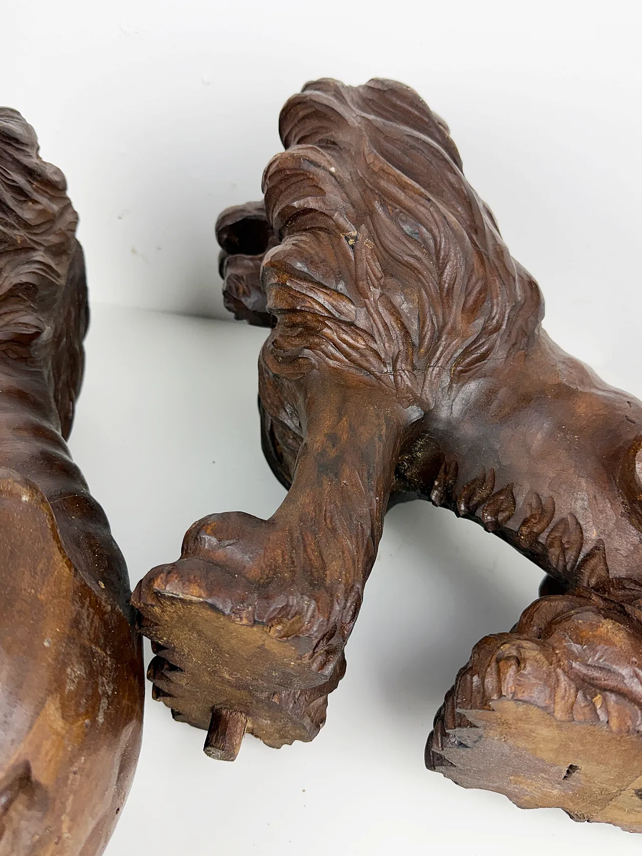 Pair of hand carved wooden lions, early 20th century 15
