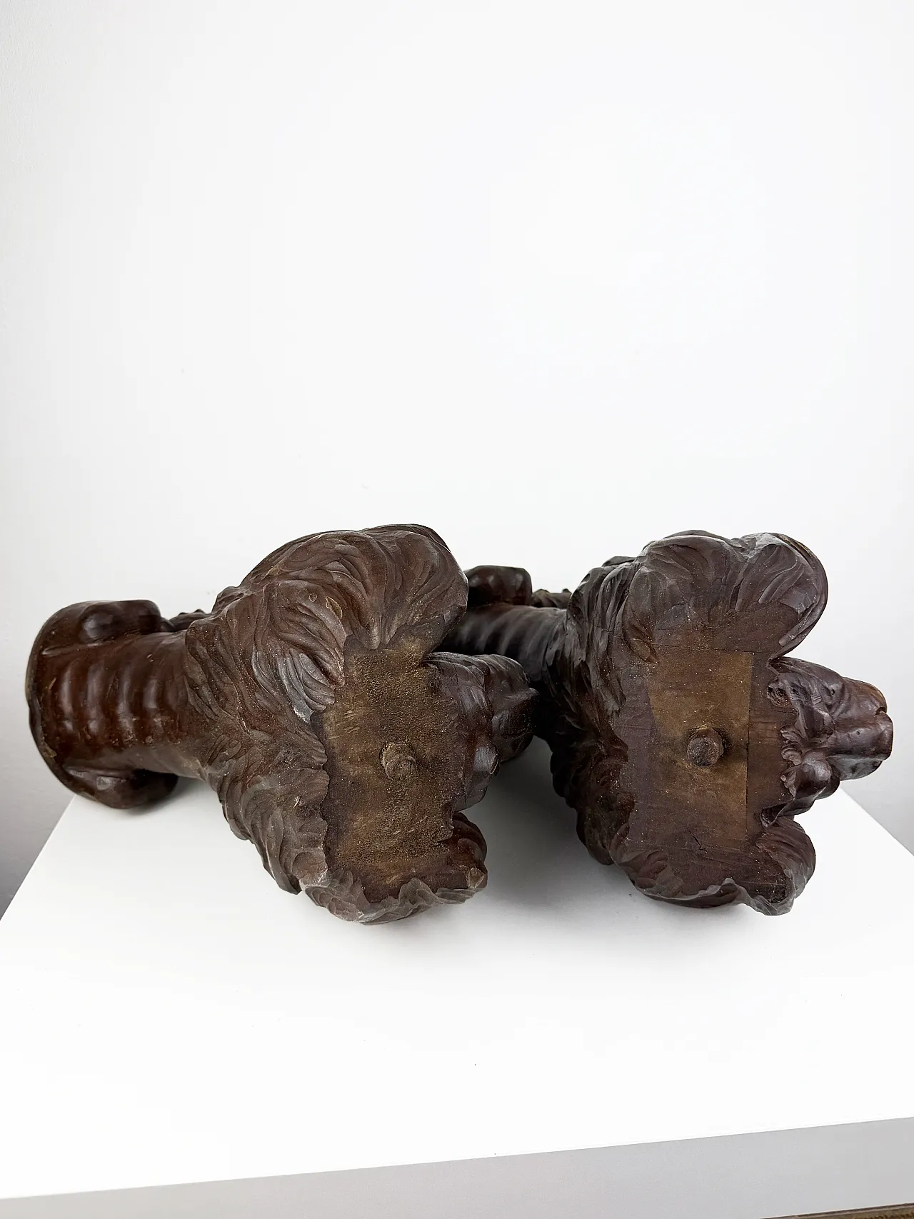 Pair of hand carved wooden lions, early 20th century 17