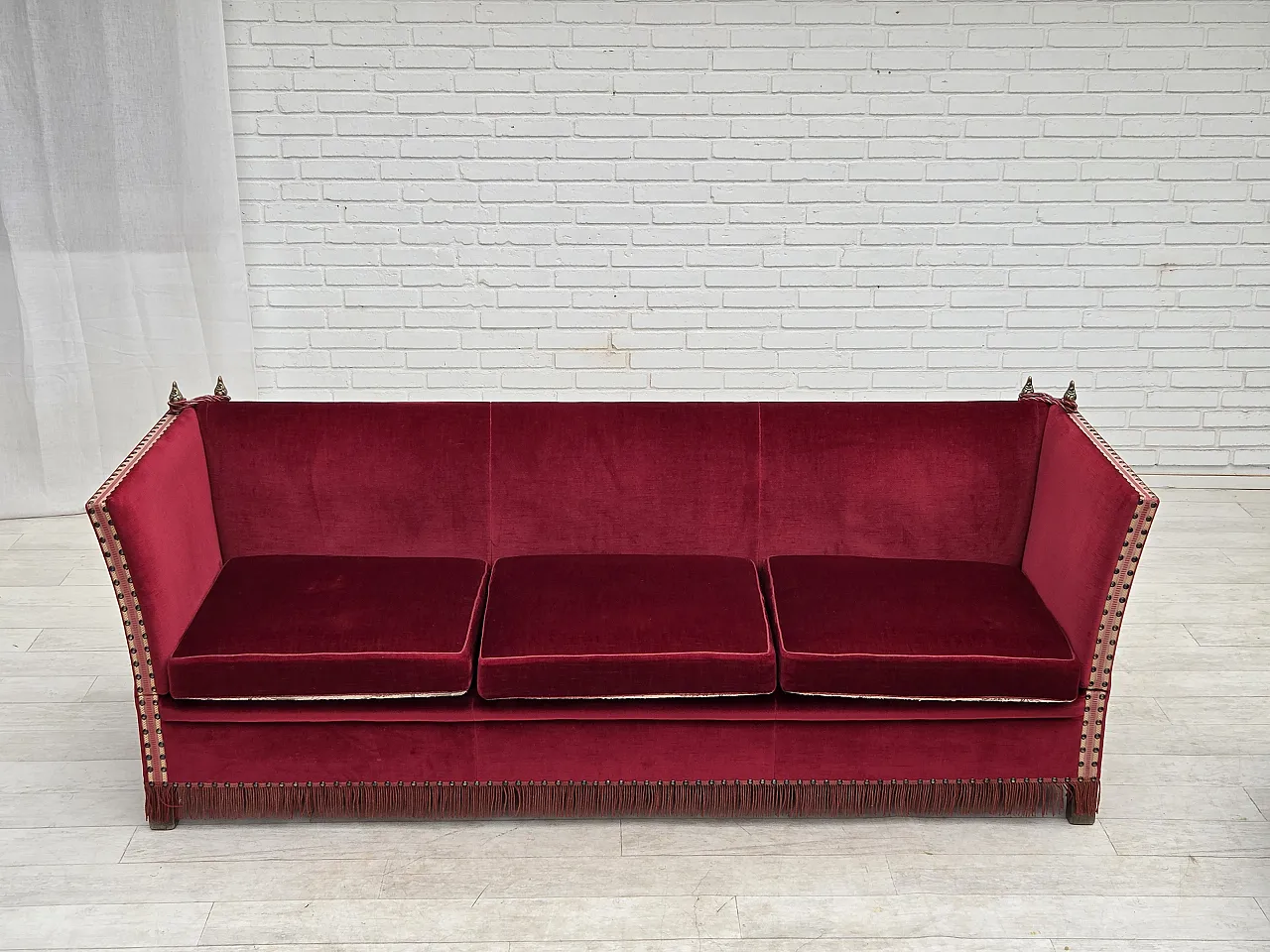 Anni '70, divano danese "spagnolo" a 3 posti con braccioli abbassabili, velluto rosso. 2