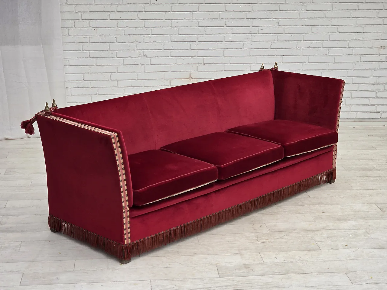 Anni '70, divano danese "spagnolo" a 3 posti con braccioli abbassabili, velluto rosso. 6