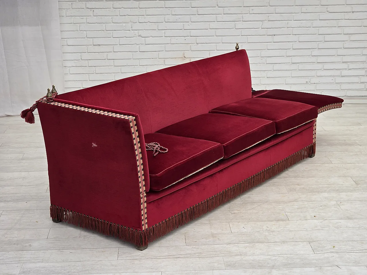 Anni '70, divano danese "spagnolo" a 3 posti con braccioli abbassabili, velluto rosso. 14