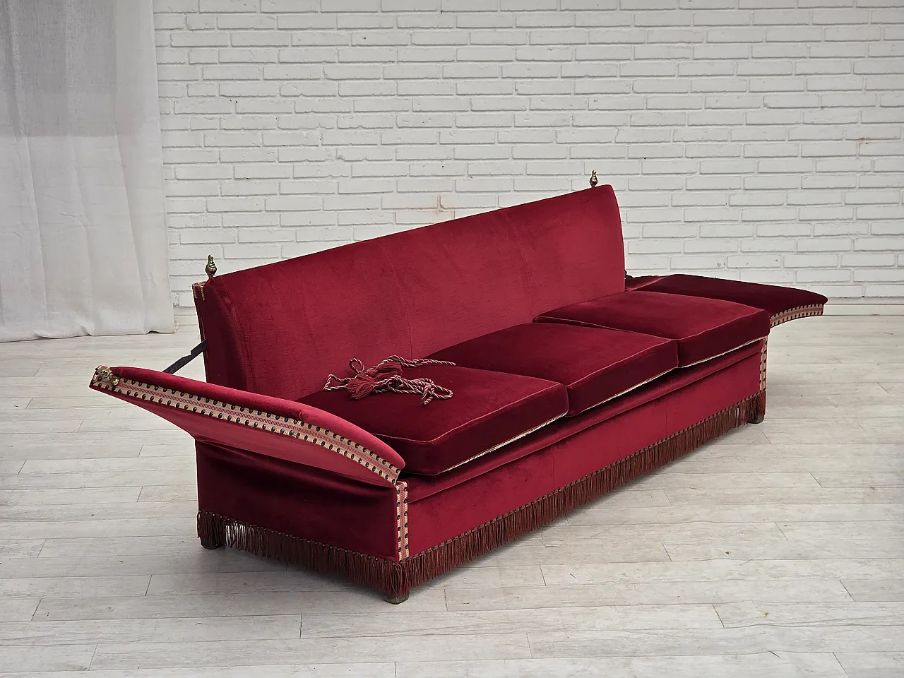 Anni '70, divano danese "spagnolo" a 3 posti con braccioli abbassabili, velluto rosso. 15