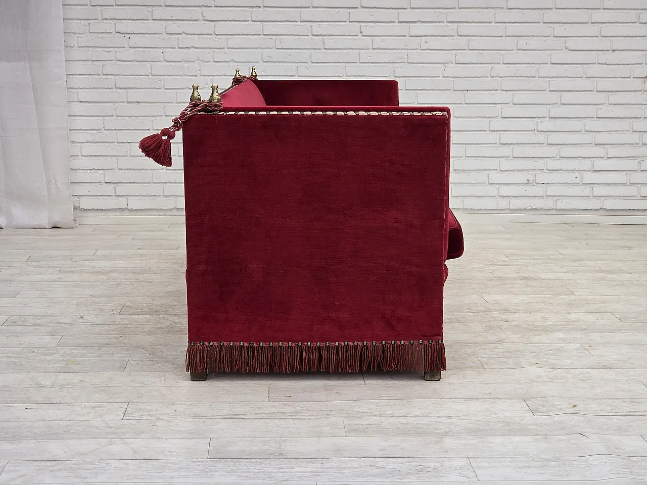 Anni '70, divano danese "spagnolo" a 3 posti con braccioli abbassabili, velluto rosso. 17