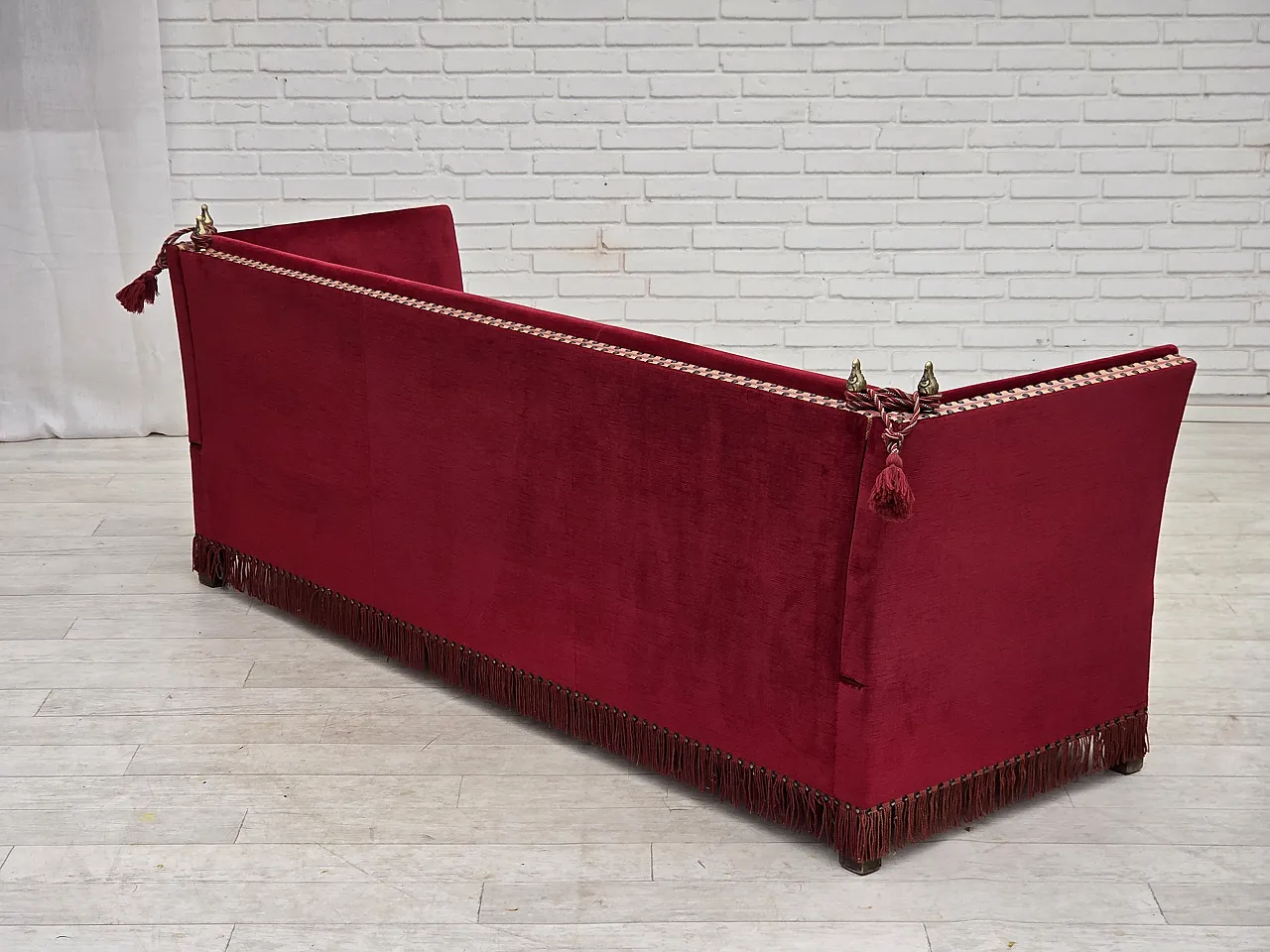 Anni '70, divano danese "spagnolo" a 3 posti con braccioli abbassabili, velluto rosso. 18