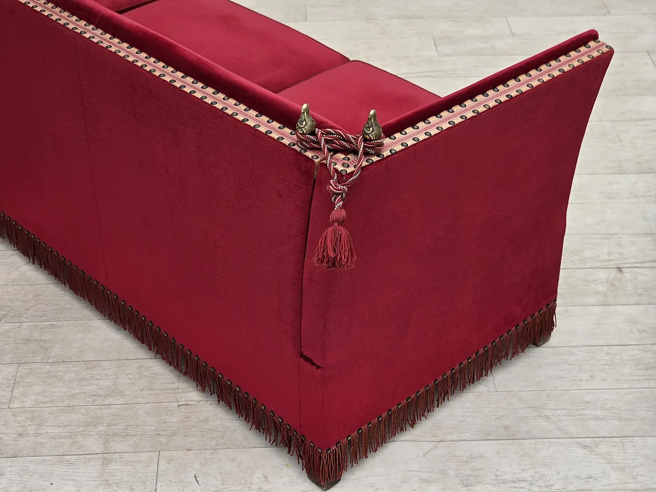 Anni '70, divano danese "spagnolo" a 3 posti con braccioli abbassabili, velluto rosso. 19