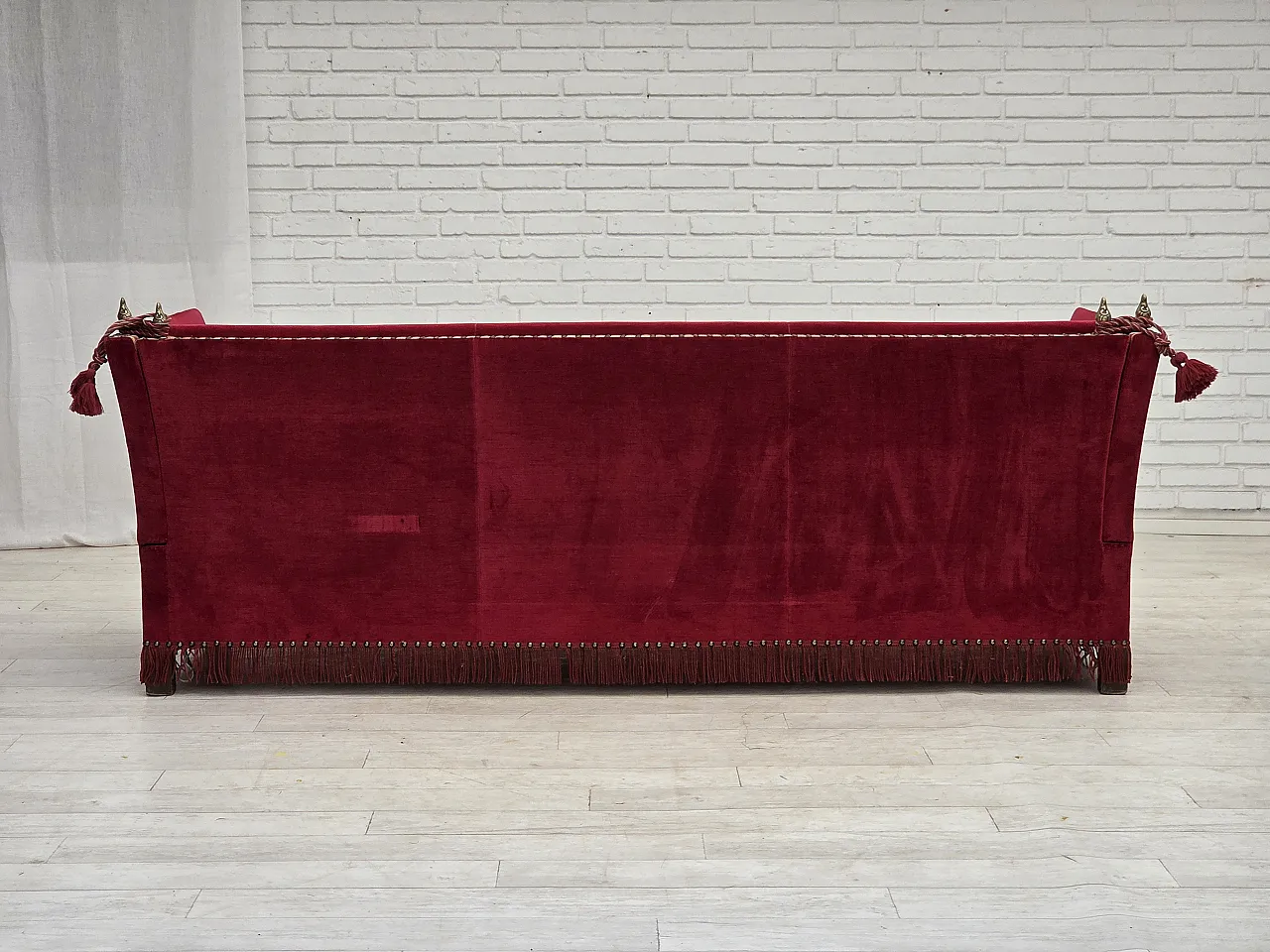 Anni '70, divano danese "spagnolo" a 3 posti con braccioli abbassabili, velluto rosso. 20
