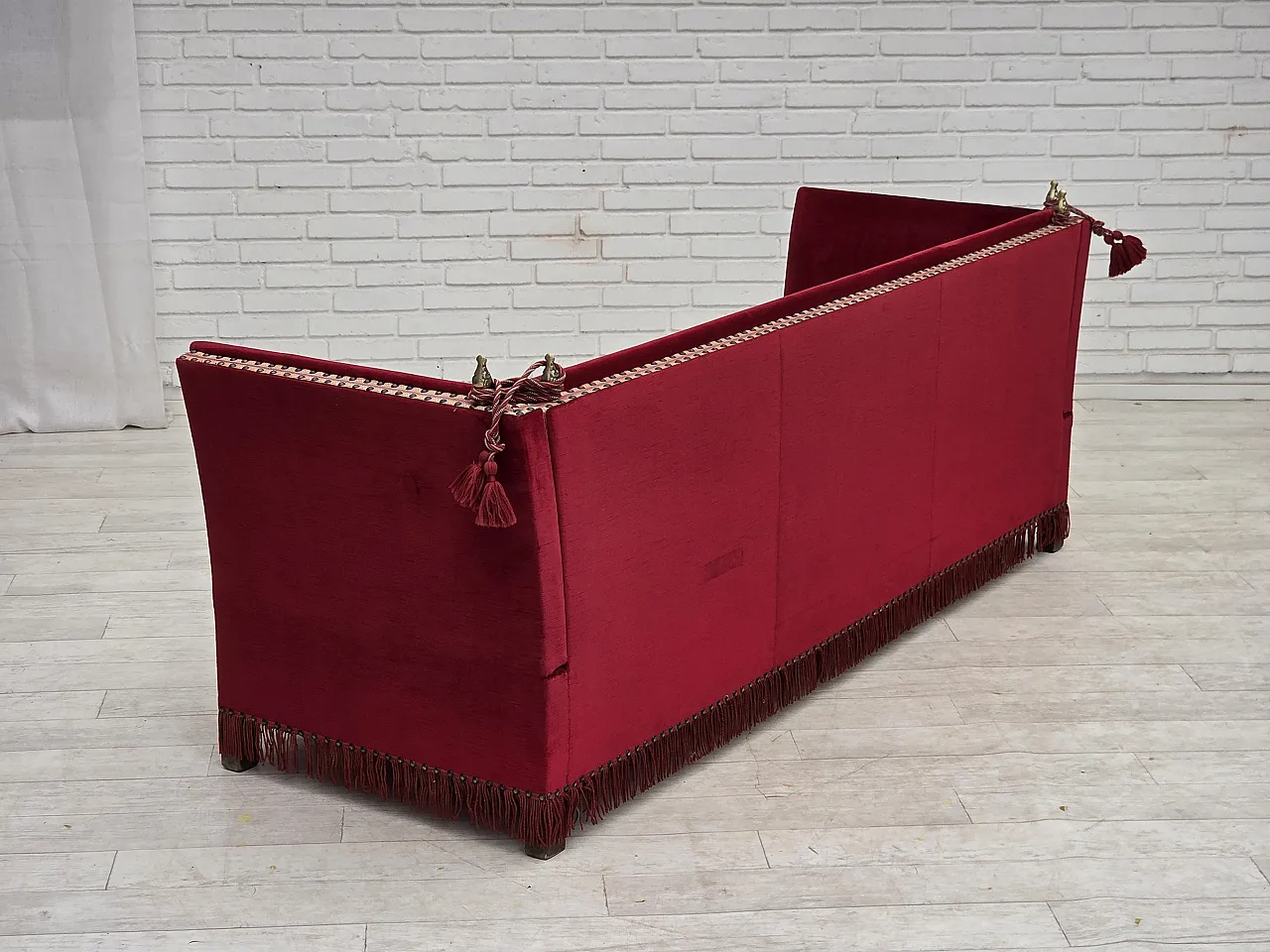 Anni '70, divano danese "spagnolo" a 3 posti con braccioli abbassabili, velluto rosso. 21