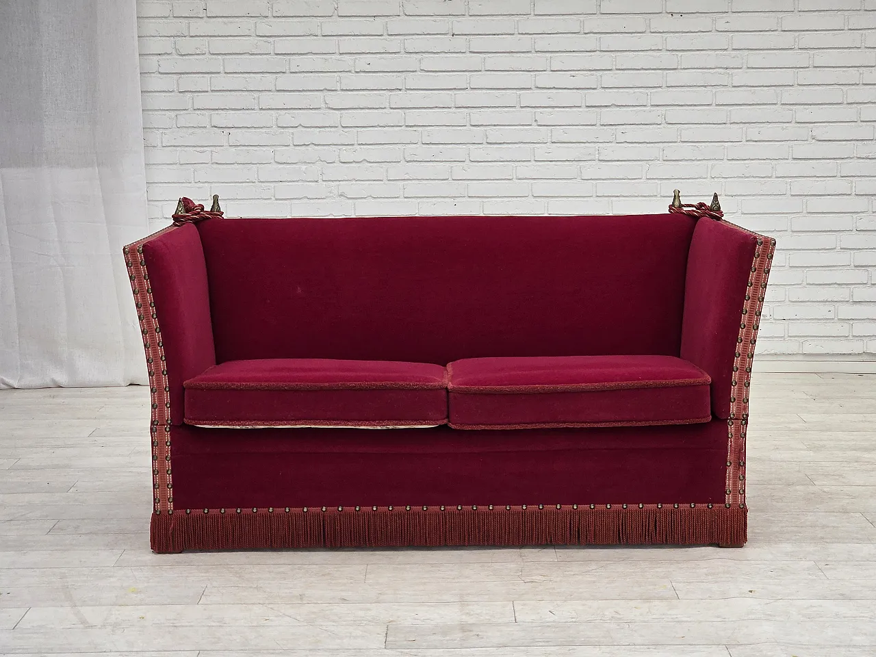 Anni '70, divano danese "spagnolo" a 2 posti con braccioli ribaltabili, velluto rosso. 1
