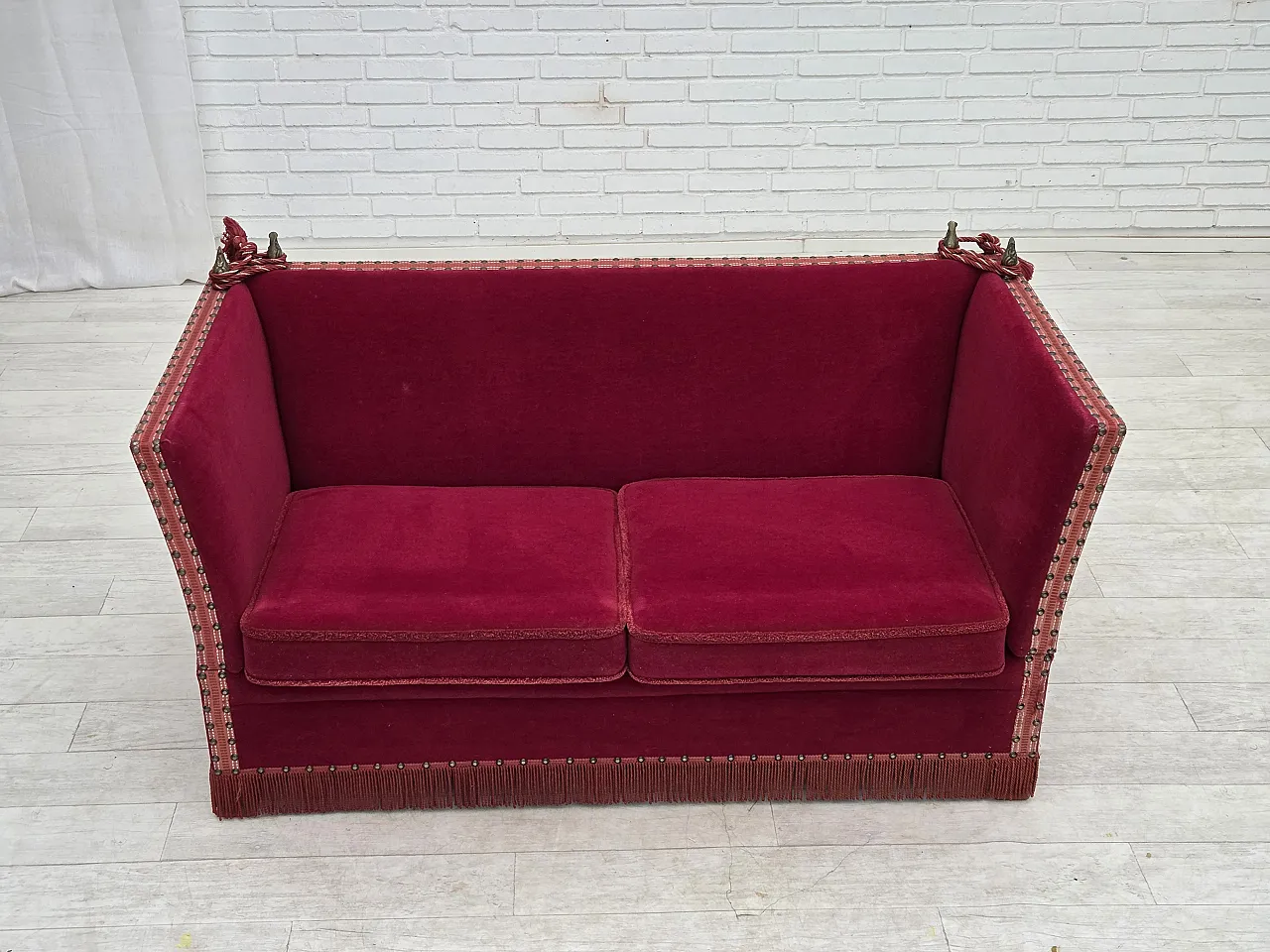 Anni '70, divano danese "spagnolo" a 2 posti con braccioli ribaltabili, velluto rosso. 2