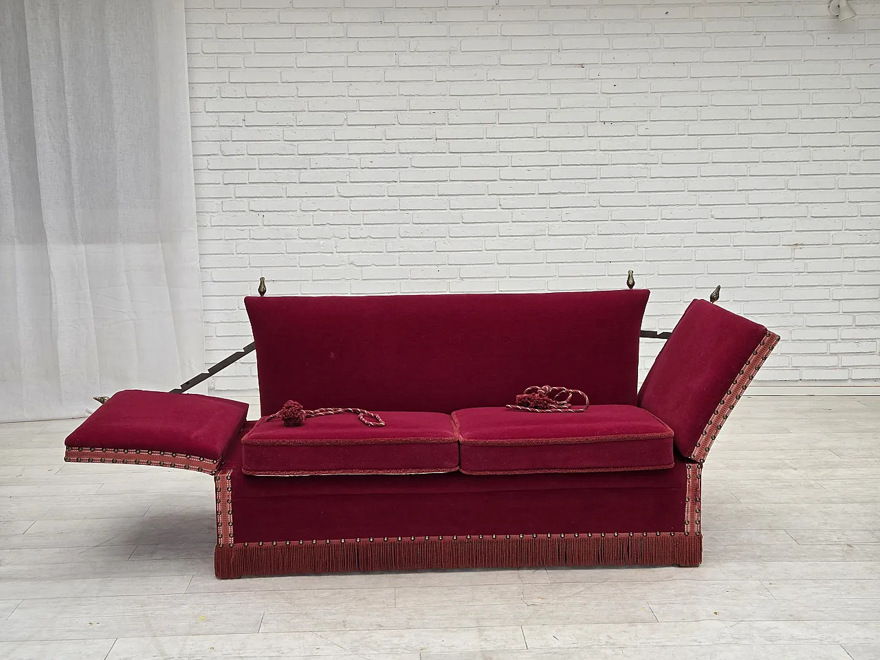 Anni '70, divano danese "spagnolo" a 2 posti con braccioli ribaltabili, velluto rosso. 3