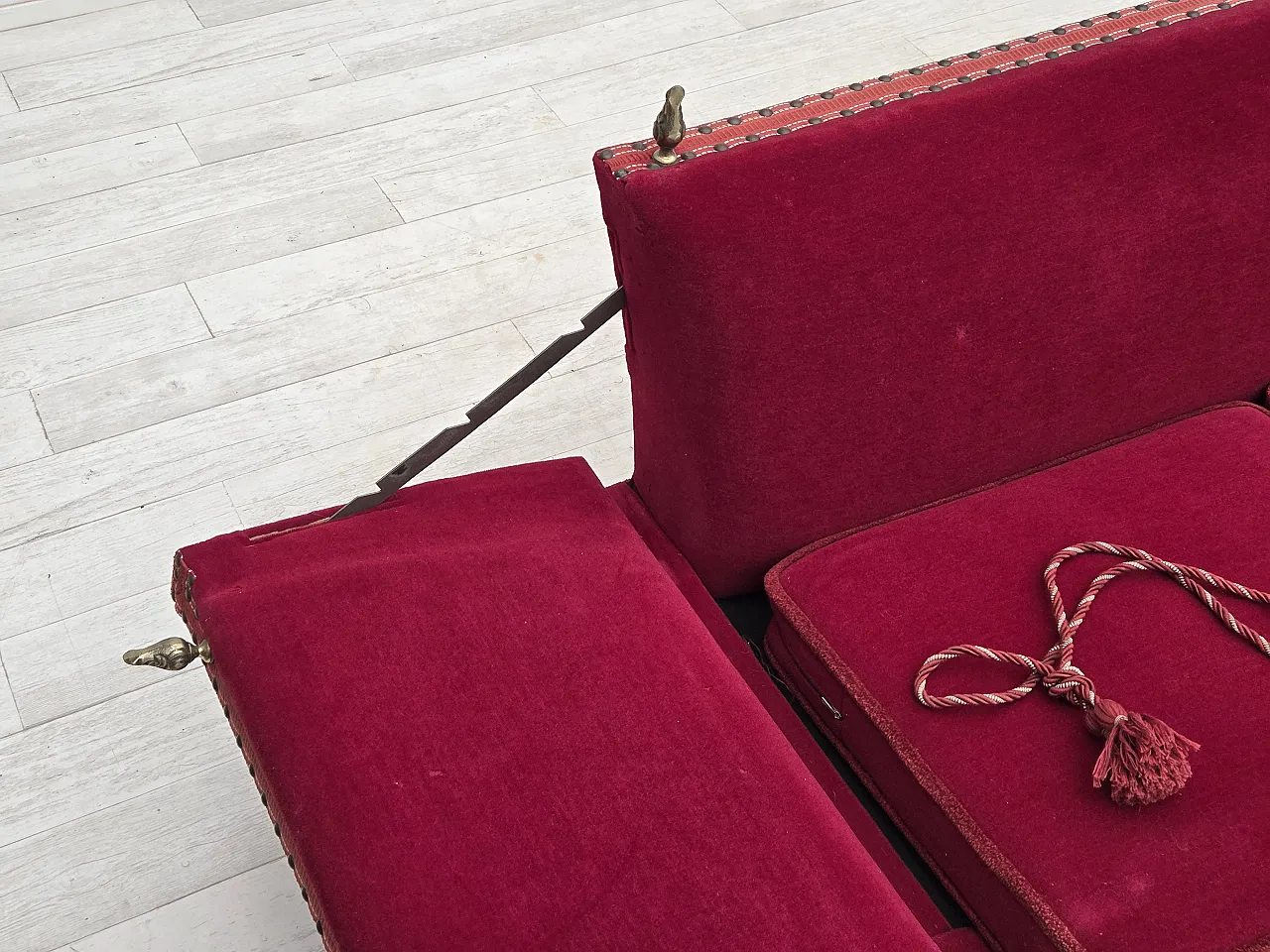 Anni '70, divano danese "spagnolo" a 2 posti con braccioli ribaltabili, velluto rosso. 4