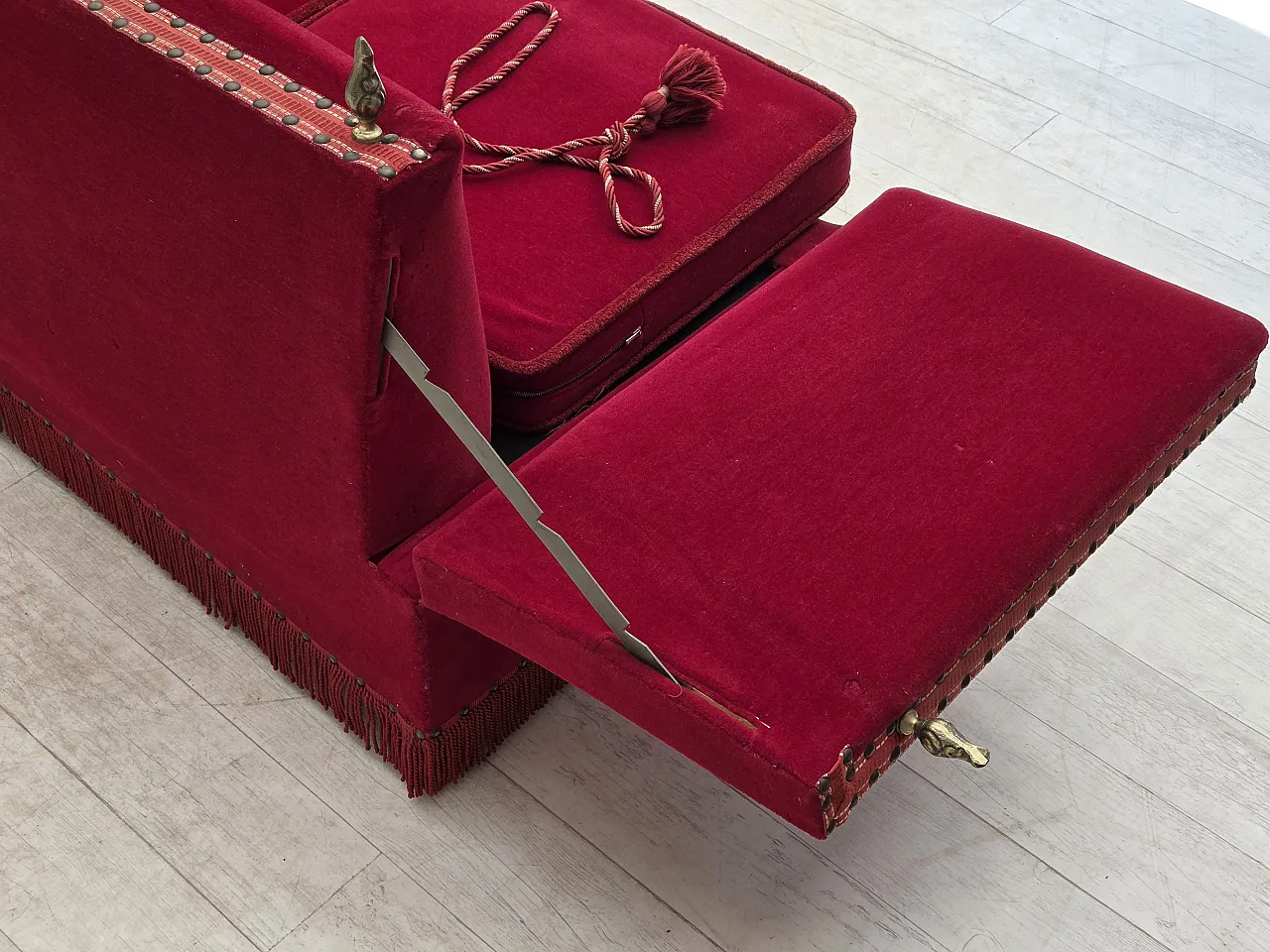 Anni '70, divano danese "spagnolo" a 2 posti con braccioli ribaltabili, velluto rosso. 5