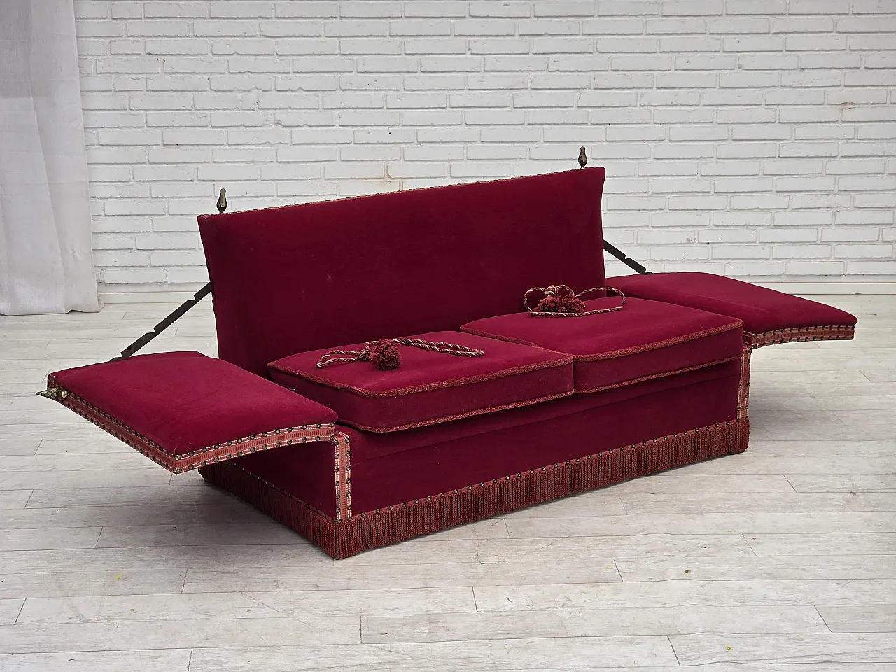 Anni '70, divano danese "spagnolo" a 2 posti con braccioli ribaltabili, velluto rosso. 6
