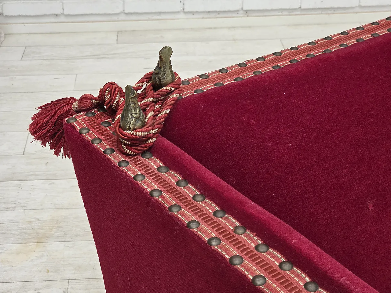 Anni '70, divano danese "spagnolo" a 2 posti con braccioli ribaltabili, velluto rosso. 8
