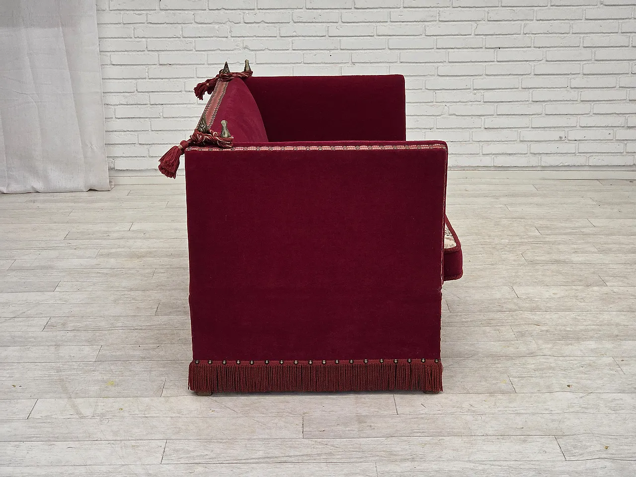 Anni '70, divano danese "spagnolo" a 2 posti con braccioli ribaltabili, velluto rosso. 11