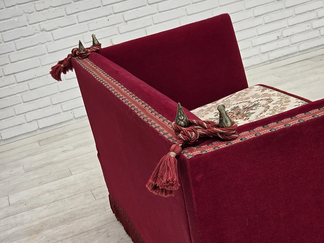 Anni '70, divano danese "spagnolo" a 2 posti con braccioli ribaltabili, velluto rosso. 12